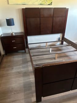Beautiful Queen Real Bed Set