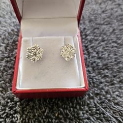 (14K Gold) 1.2 CT  VVS 8mm Round Diamond Flower Earrings (Screw Backs)
