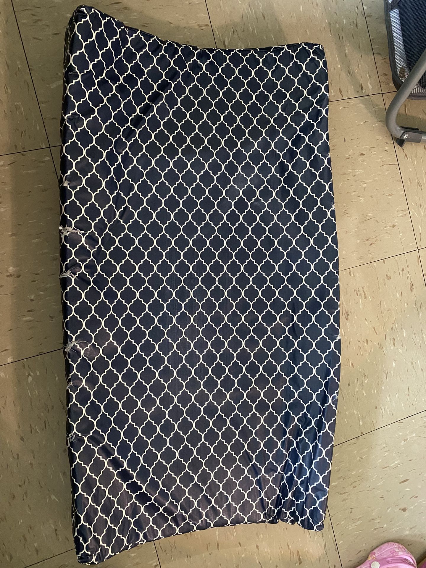 🍼 Changing Pad with Soft Cover – Gently Used & Clean!