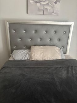 Cama sin colchon y gabetero