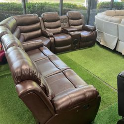 Brown Recliner Sectional with Bluetooth Speaker  / Seccional reclinable marrón con altavoz Bluetooth