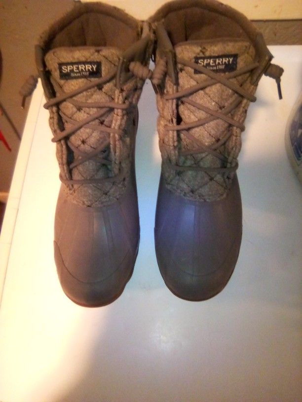 SPERRY WOMAN BOOTS!!! VERY NICE
