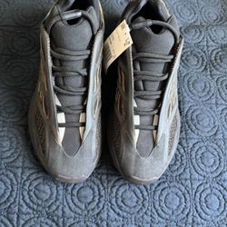 Adidas Yeezy 700 V3 Clay Brown Size 10