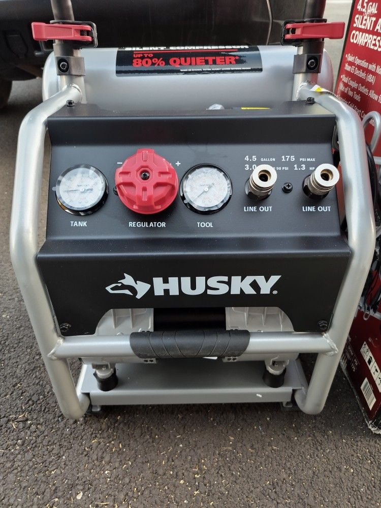 HUSKY 4.5 GALLON AIR COMPRESSOR IN THE BOX