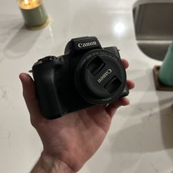 Canon Mirrorless Camera With 22 mm Lens[EOS M50] with 4K Video, 24.1 Megapixel (APS-C) CMOS Sensor - Black (Renewed)