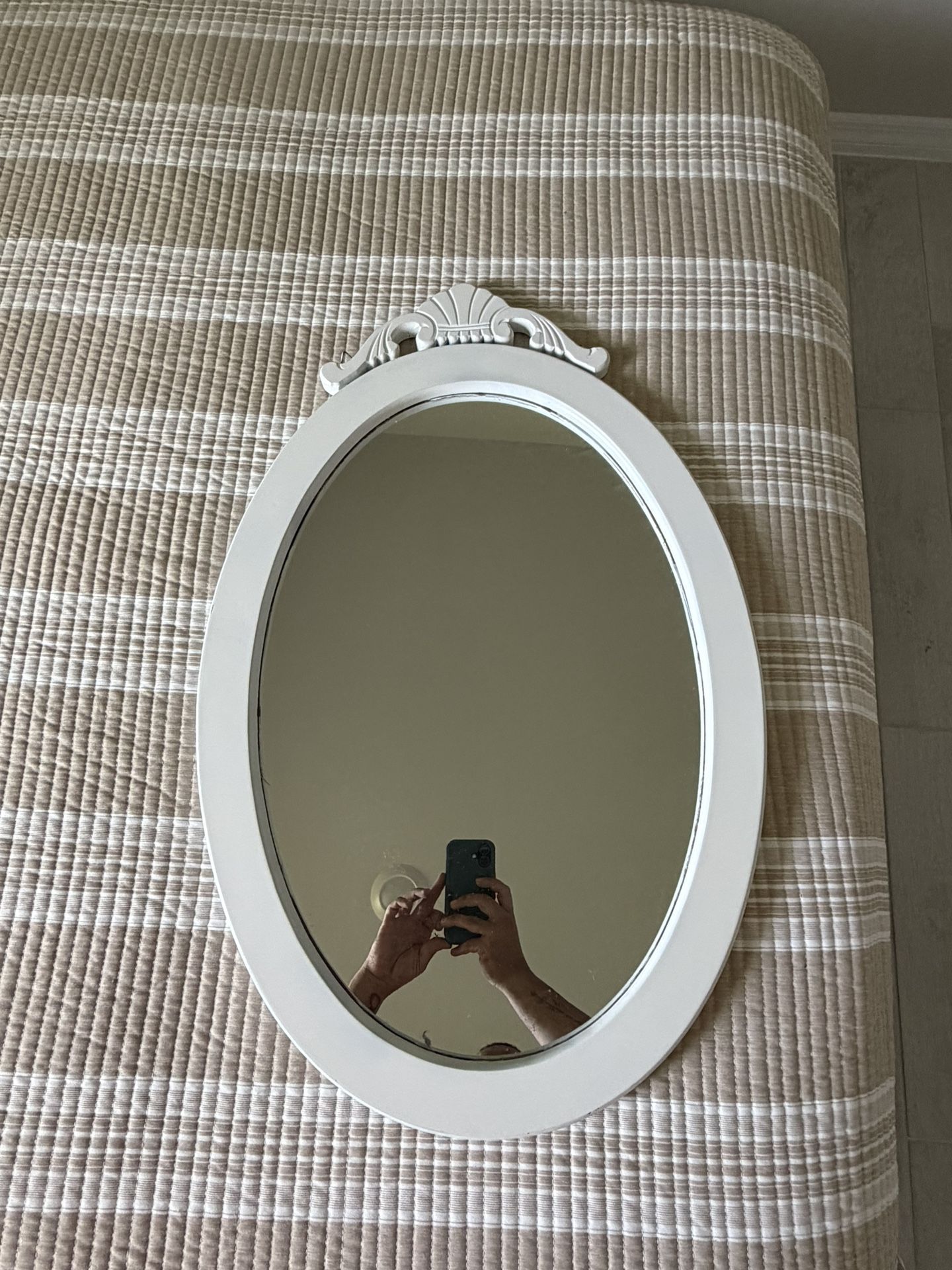 🪞 Elegant Oval Wall Mirror – Classic White Frame