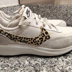 Nike Woman's waffle debut sz 9