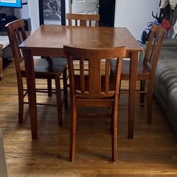 Mesa Con 4 Sillas. Y 2 Mesitas 