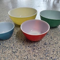 Pyrex Bowls Set Of 4