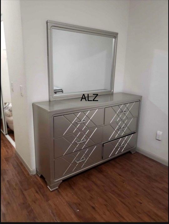BedRoom Set (4-PIECE QUEEN bed,Dresser,mirror,Nightstand 🌸🌸(39 $down payment ) same day delivery🚚🚚