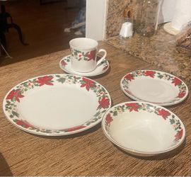 Christmas Dinnerware set of 60 pieces