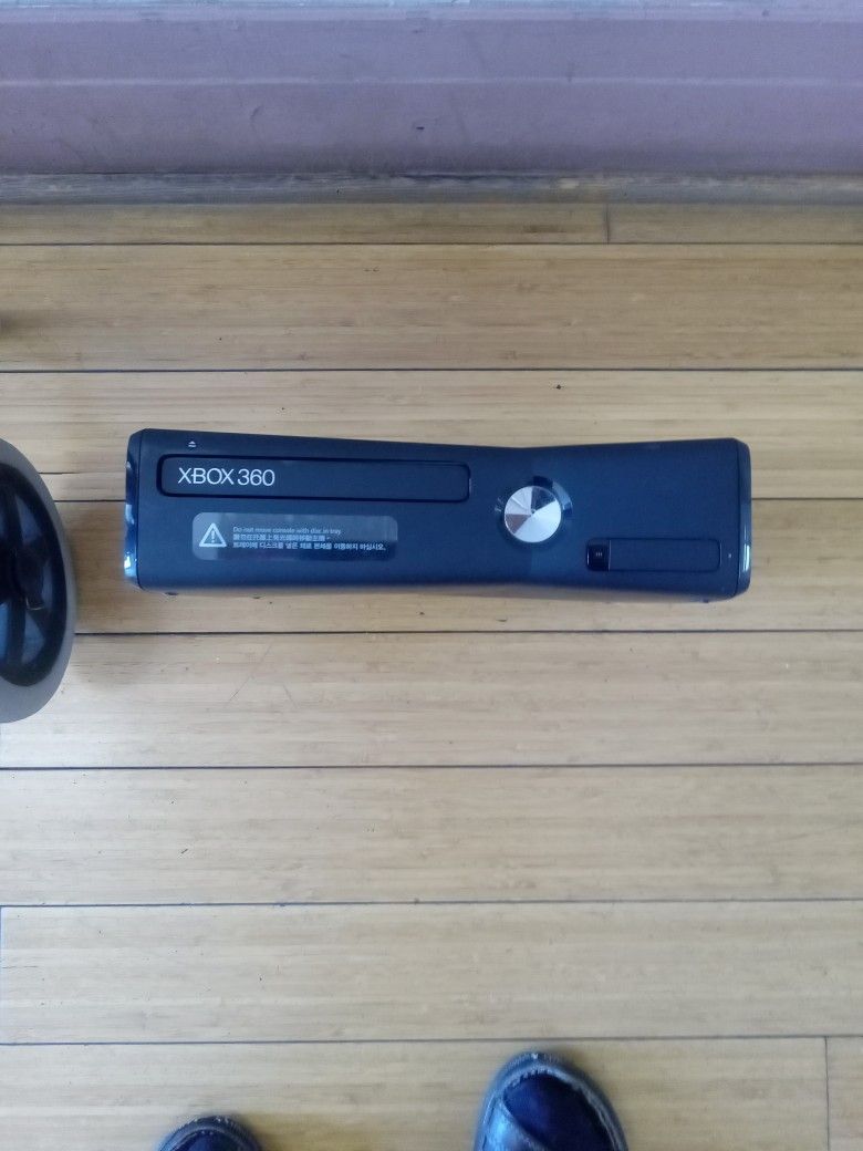 Xbox 360 Solo La Caja No Tiene Cables Ni Control