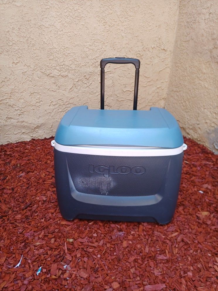ROLLING COOLER WITH HANDLE ( IGLOO )