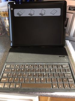 iPad Bluetooth keyboard with hard shell cover