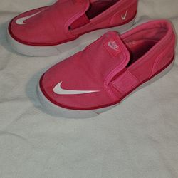 Girls pink Nike canvas slides. Size 10c used