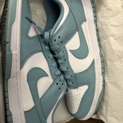 Women, Nike dunks size 10 1/2