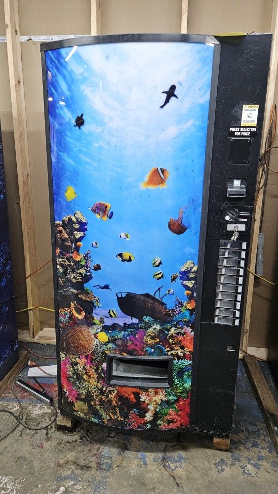 Vendo 820 Aquarium 10 Selection Can & Bottle Soda Vending Machine Drink Machine