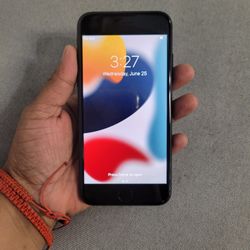Iphone 7 (UNLOCKED)
