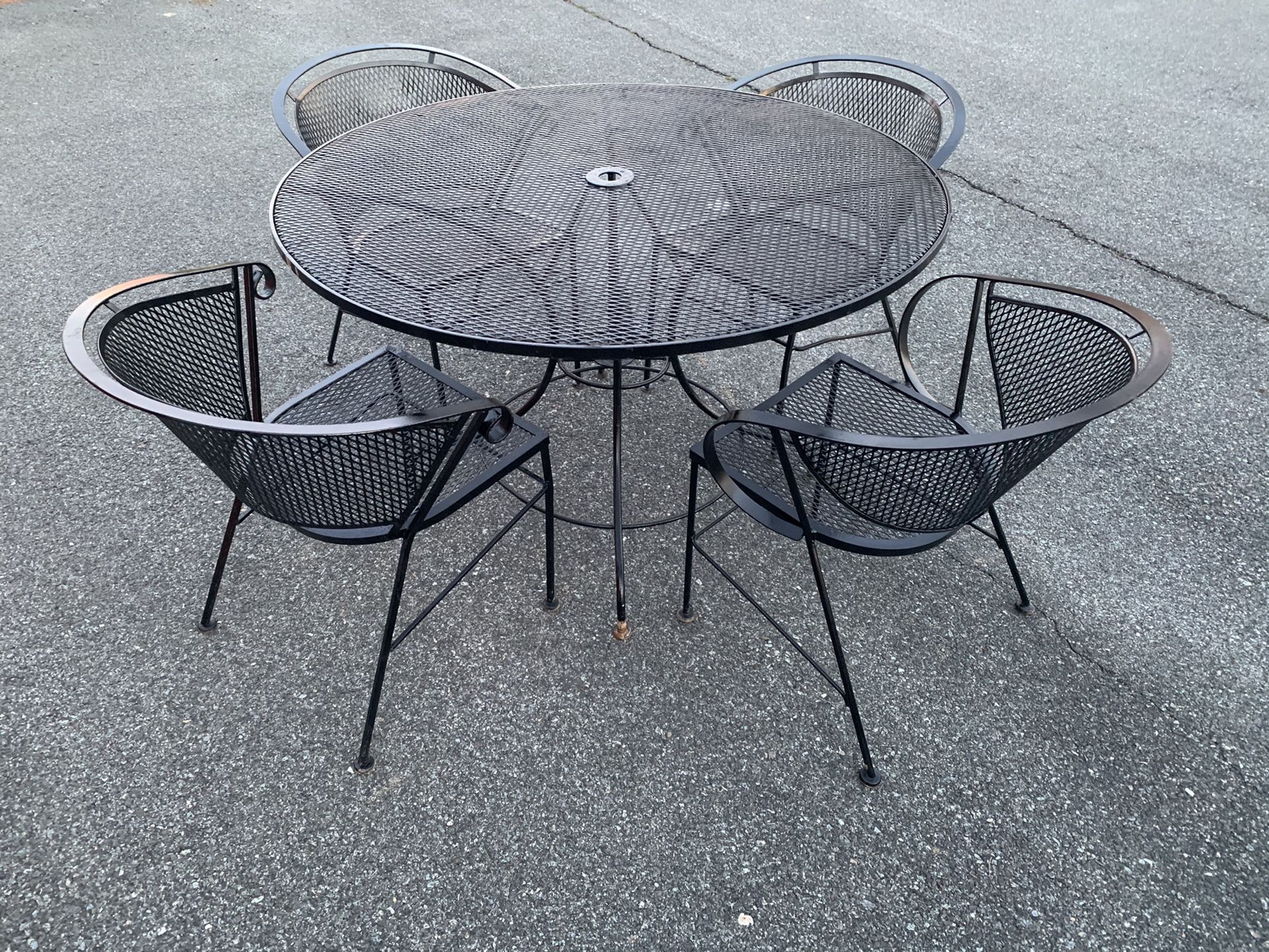 Beautiful wrought iron table and 4 barrel chairs 