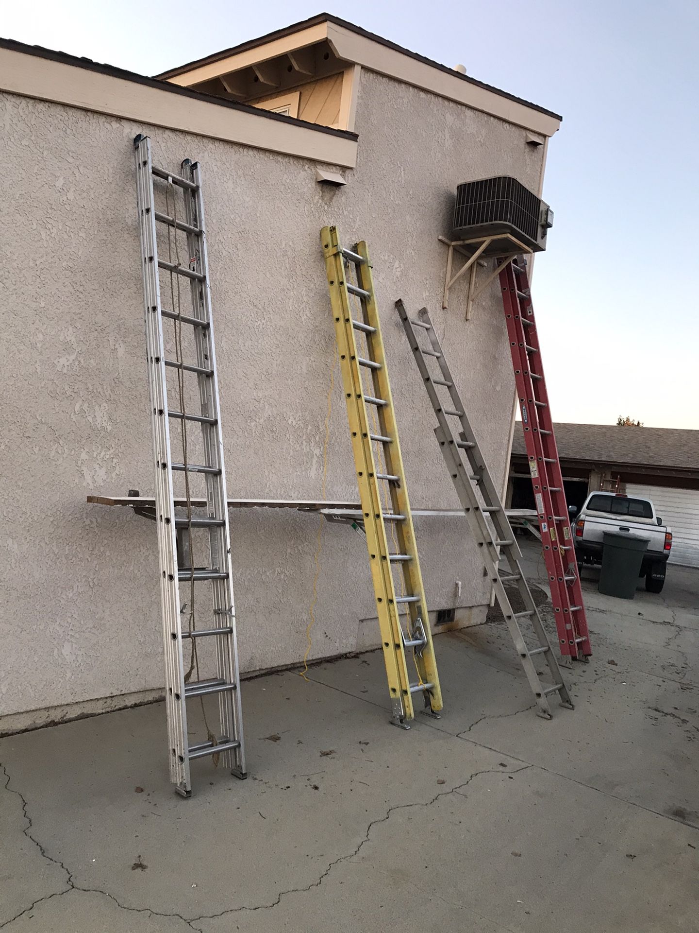 4 extension ladder moveable scaffolding system mix of fiberglass and aluminum Escaleras 16’ 24’ & 28’ 3 Jacks Ontario 91762 $435