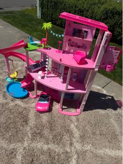 Barbie Dreamhouse Pool Party Doll House.