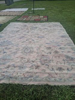 BEAUTIFUL LARGE 9 BY 12 AREA RUG