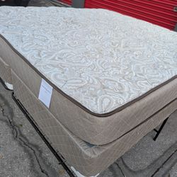 Kin.g mat.tress 9" Hampton & Rhodes and box https://offerup.com/redirect/?o=c3ByaS5uZw==. Free delivery same day.

