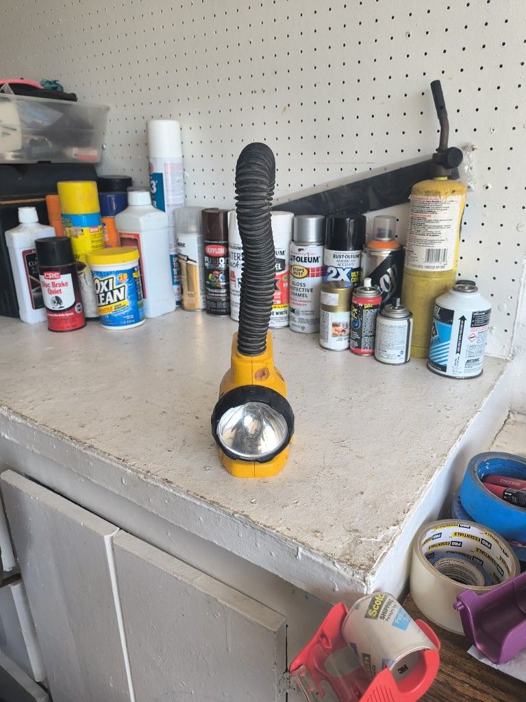 DeWalt Great Hanging Flashlight 60 With Battery and Charger