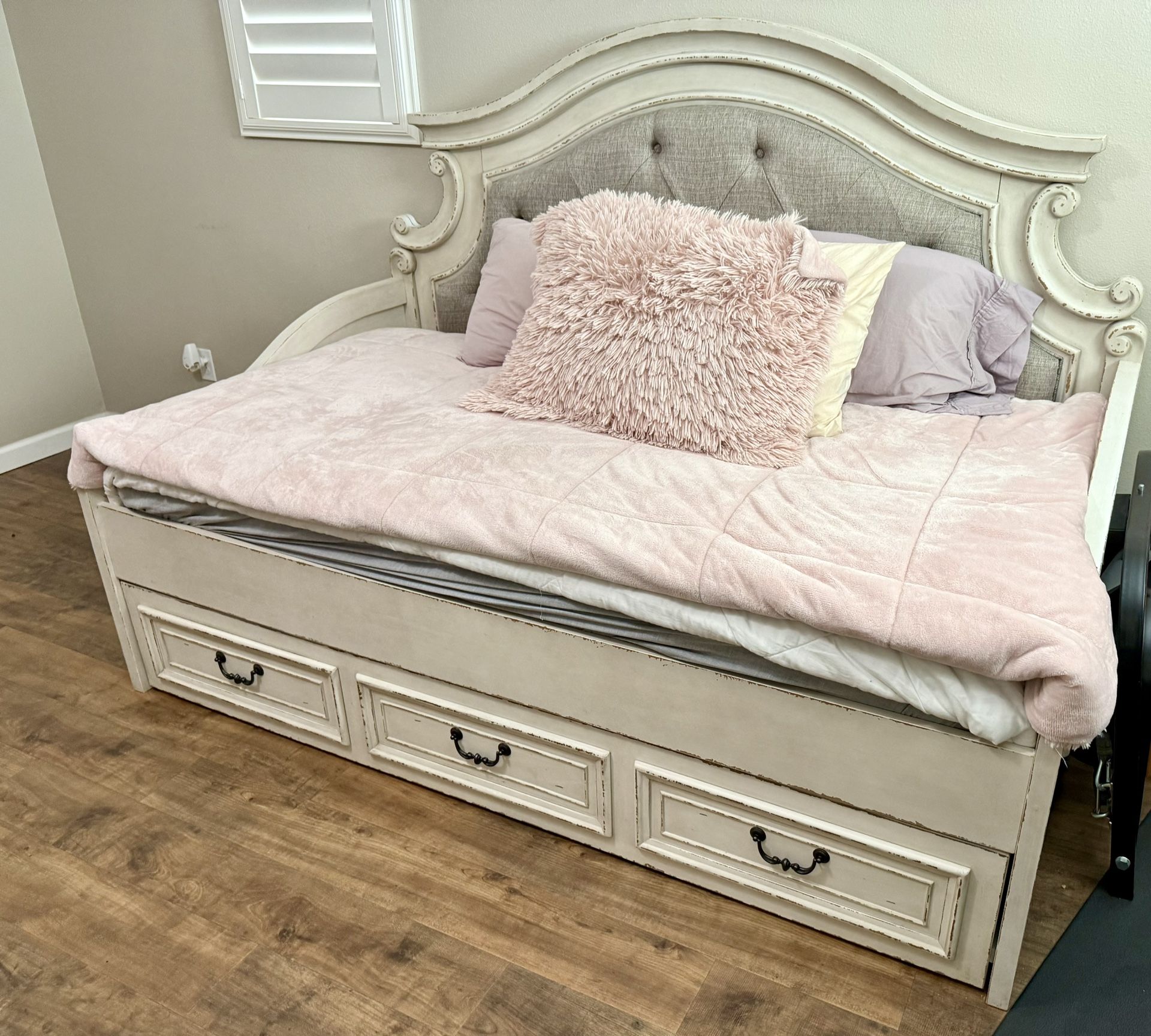 Girls Realyn Daybed W/ Storage Drawer