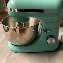 Frigidaire Stand Mixer – Aqua / 8-Speed / 4.75 Qt Stainless Bowl
