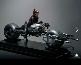 Queen Studios Batman Dark Knight Selina Kyle Catwoman with Batpod Statue 1/3 - Anne Hathaway