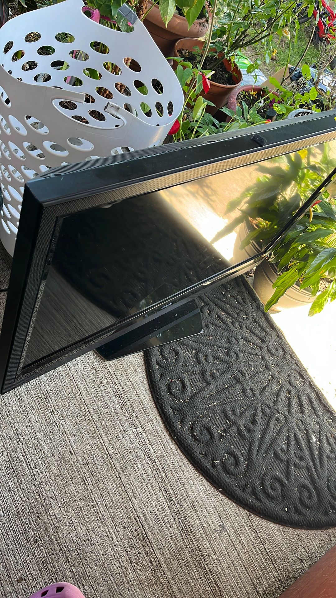 Vizio Tv - 42 in . tv holder not included & no remote