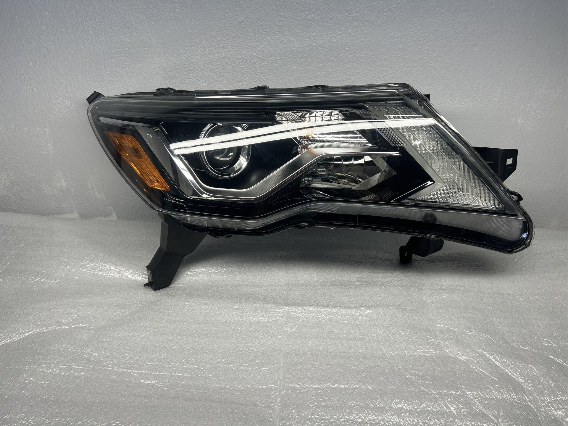 17-20 Nissan Pathfinder Passenger Side RT Headlight OEM