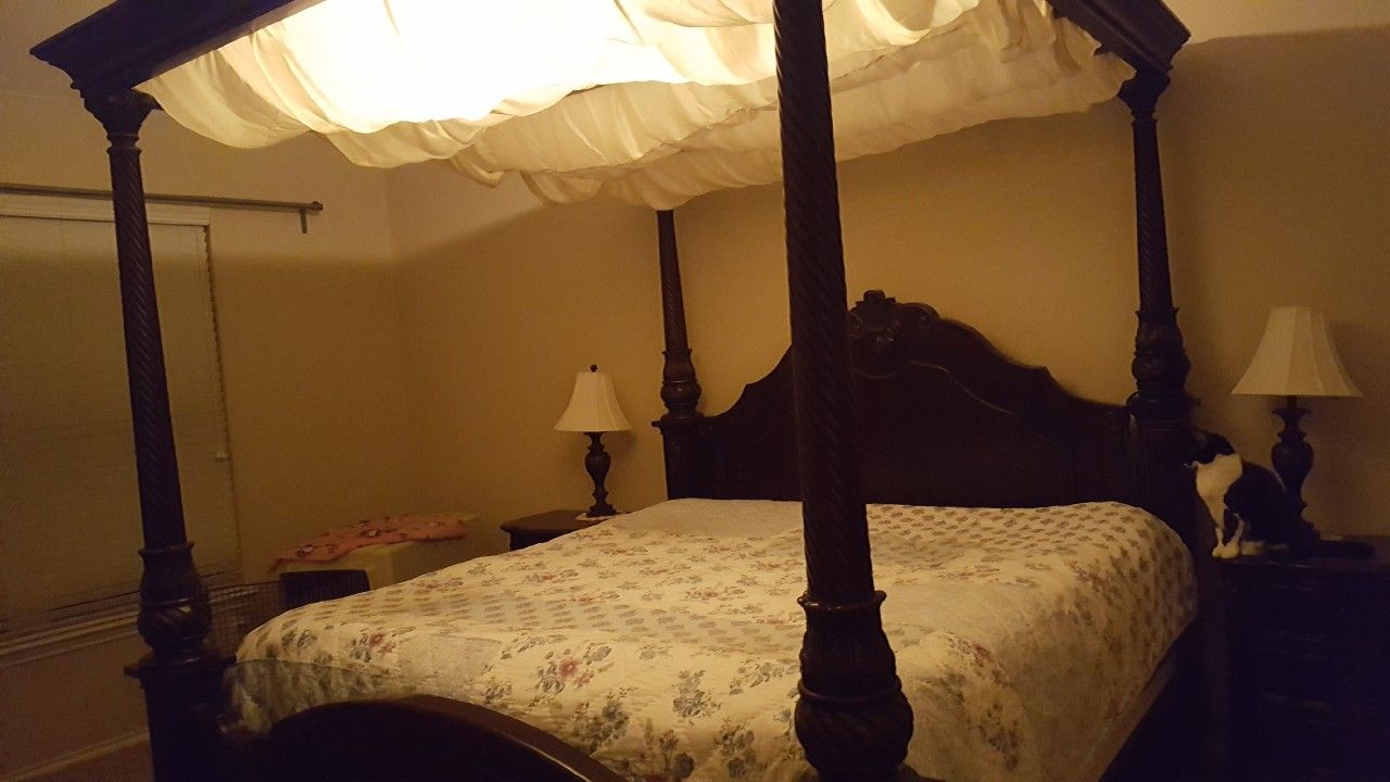 King size canopy bedroom