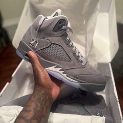 Retro 5 wolf grey Jordan’s size 9