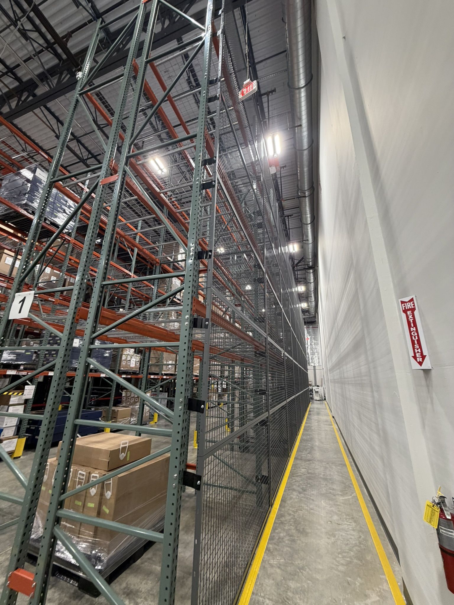 Warehouse Teardrop Pallet Racks Beams Uprights Wire Decks