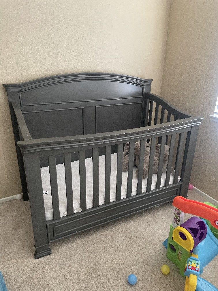 5 Piece Crib Set And Mattres