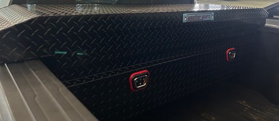 Truck tool box: low profile