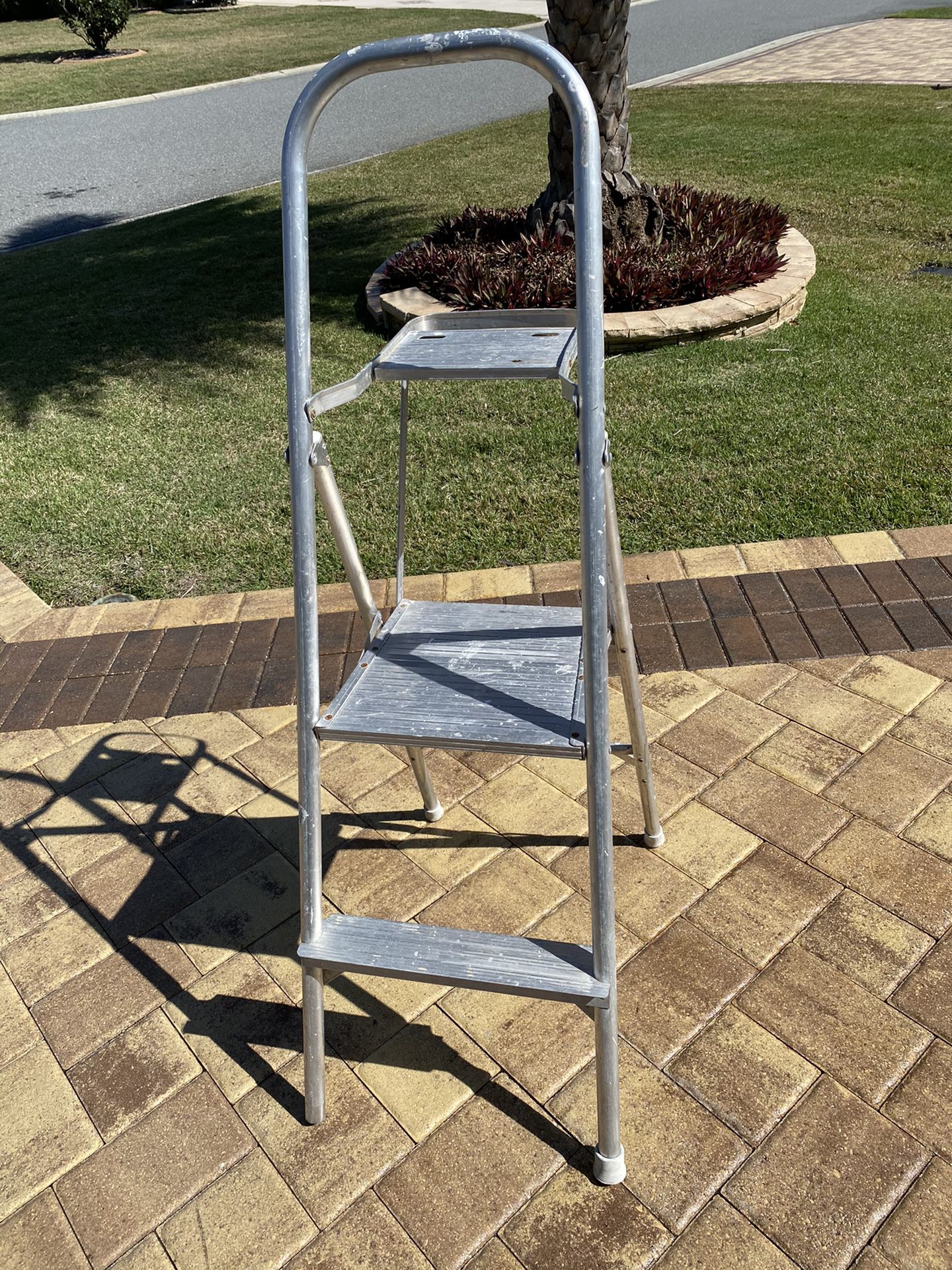 Two step aluminum step ladder