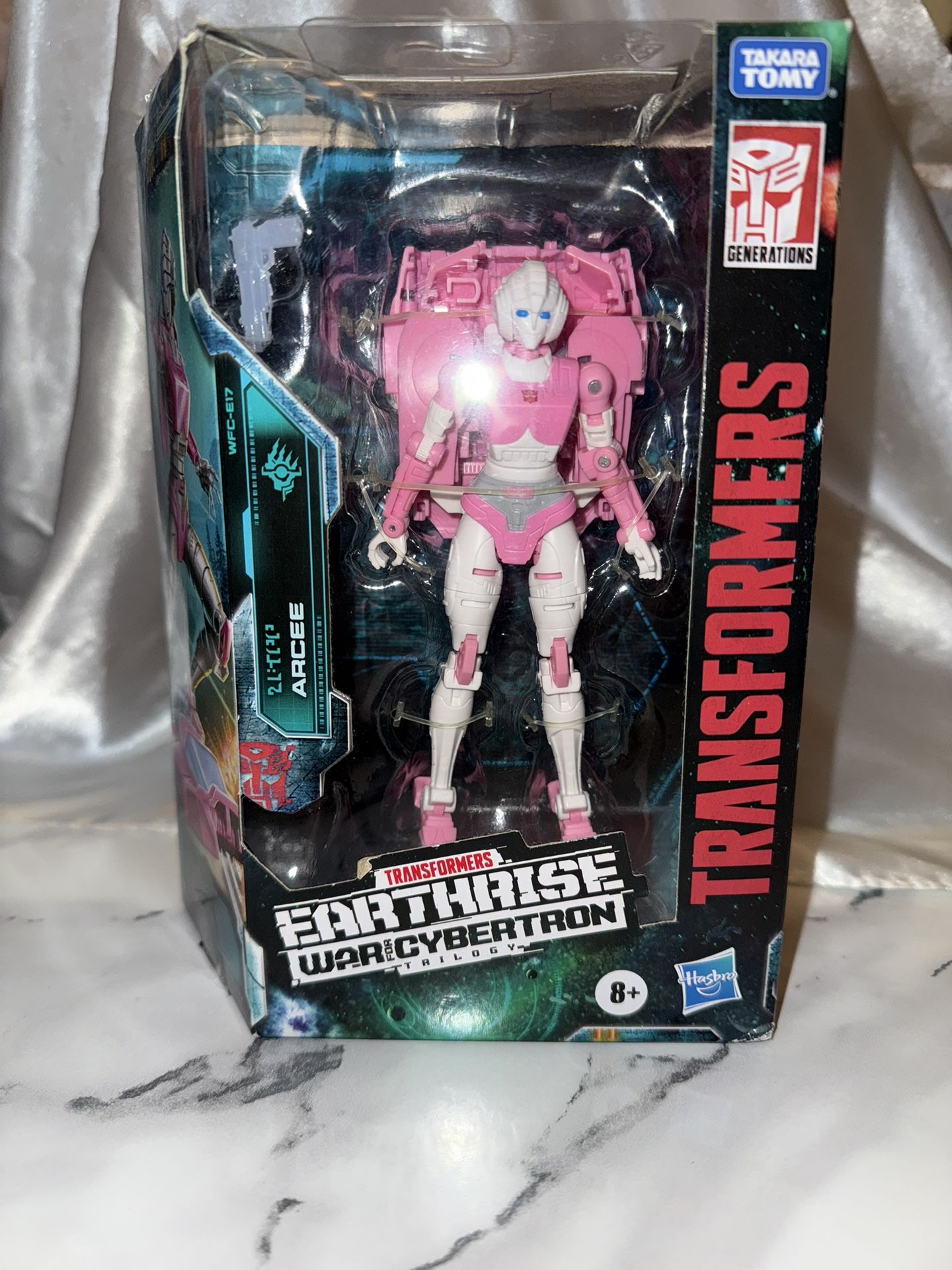Transformers Earthrise War for Cybertron Trilogy – Deluxe Class Arcee