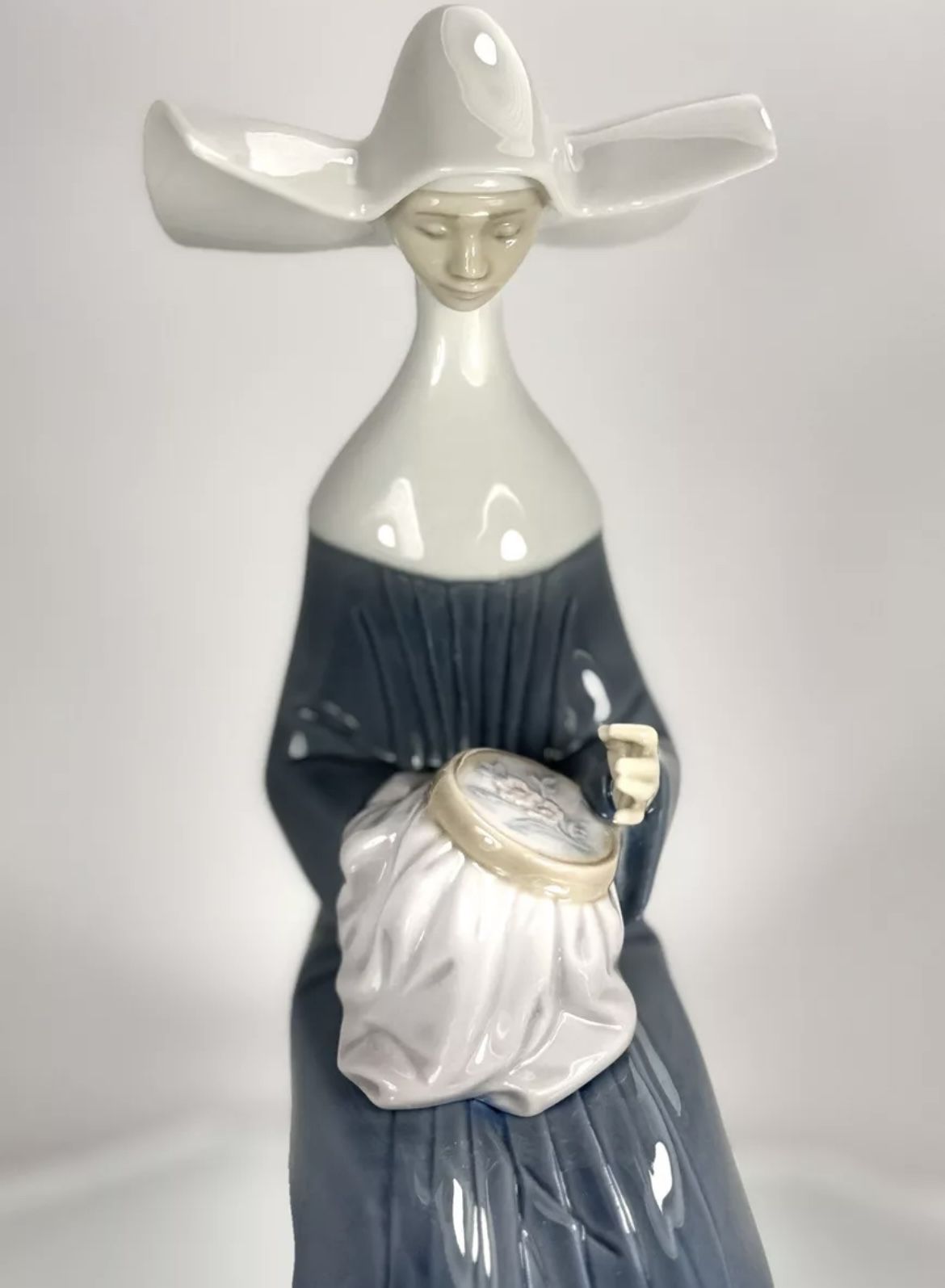 Lladro Nun 5501