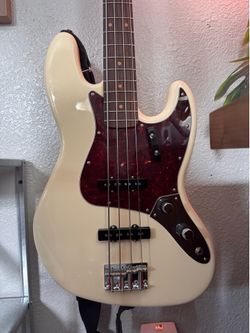 Fender Vintera III Early 60’s Jazz Bass - Olympic White - Like New