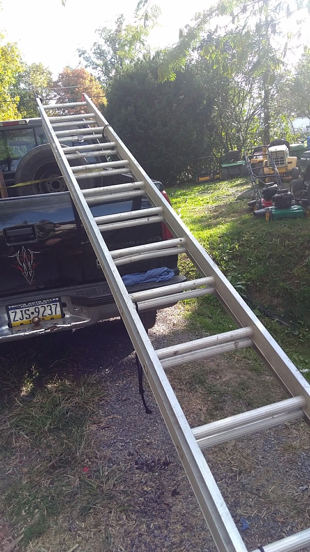 Aluminum extension ladder works good and is in good condition