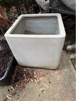 Concrete planter with lid