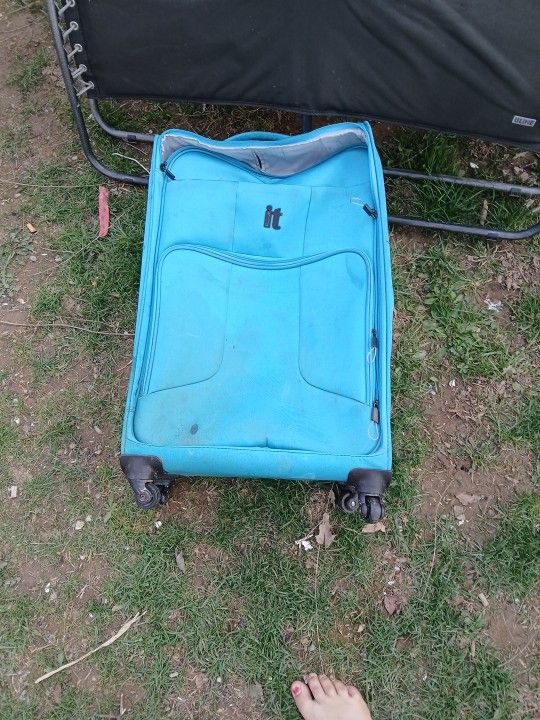 It Suitcase
