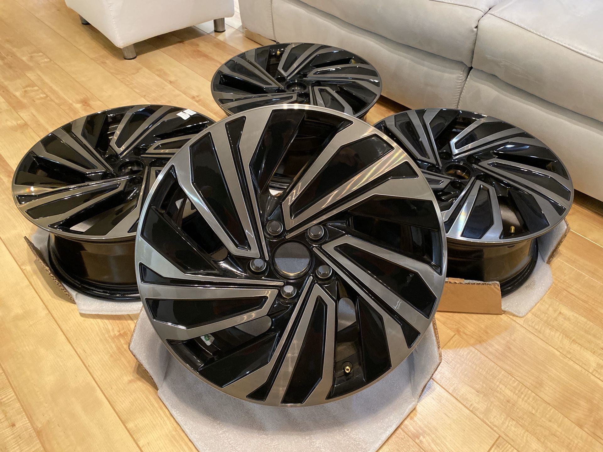 4 Original Volkswagen Jetta 2019 Premium SEL 17ā Bicolor rims - 5GM601025ABXQ5 - $200 EACH