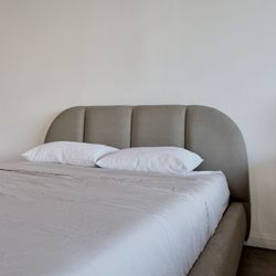 Contemporary Platform Bed – No Box Spring 	– Queen / King/ Free Local Delivery 🚚 