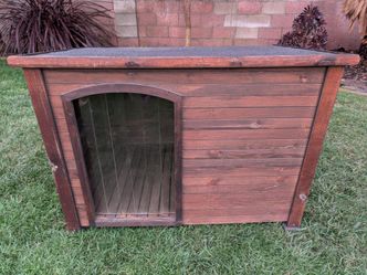 Wood Outdoor Dog House with Asphalt Roof and Plastic