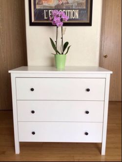 White 3-Drawers Dresser in excellent condition.