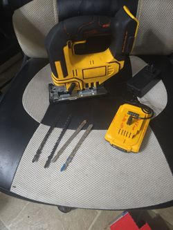 Dewalt compatable 20.V max battery 2AH with led indicator button level tester + 1 charger +1 battery and few wood and metal extra blades